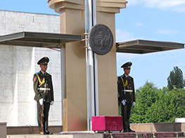 Почётный караул на площади Ала-Тоо, Бишкек, Кыргызстан